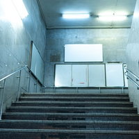 渋谷駅の旧銀座線改札に向かう白いタイルの階段の写真