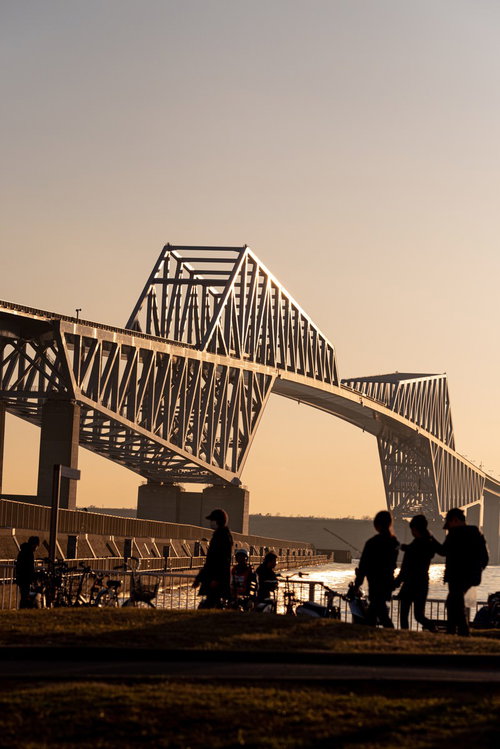 夕暮れ時の東京ゲートブリッジと人のシルエット