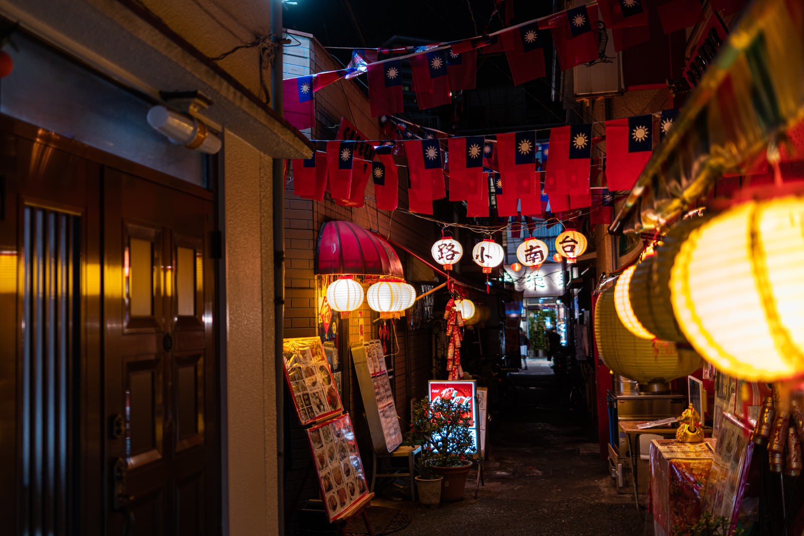 Scene of red lanterns lighting up the alleyways of Tainan at night
