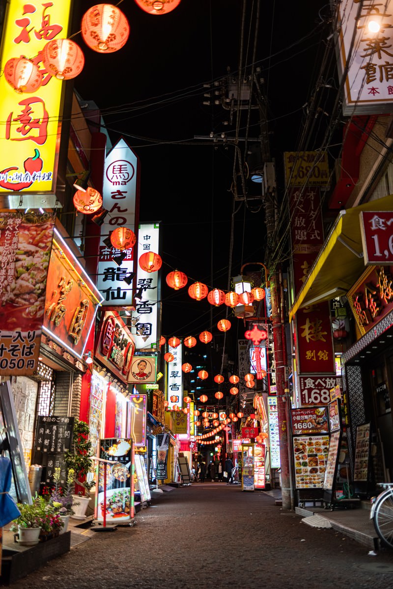 赤い提灯が連なる台南小路の夜景、中華街の看板が立ち並ぶ