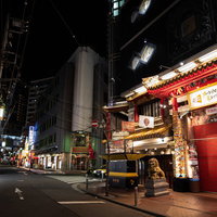 人の気配がない夜の横浜中華街、アートリックミュージアムのライトアップの写真