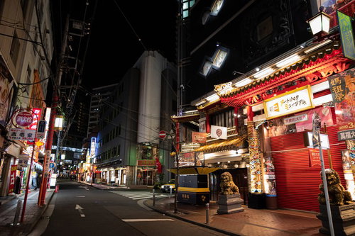 人の気配がない夜の横浜中華街、アートリックミュージアムのライトアップ