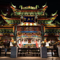 横浜中華街の横濱媽祖廟をライトアップした夜景の写真