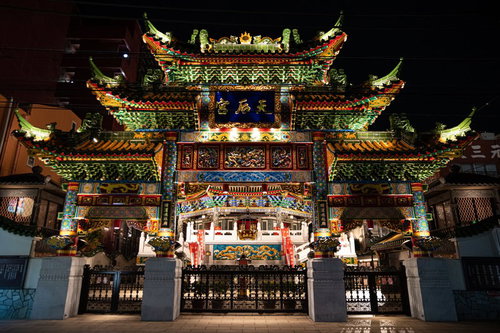 横浜中華街の横濱媽祖廟をライトアップした夜景