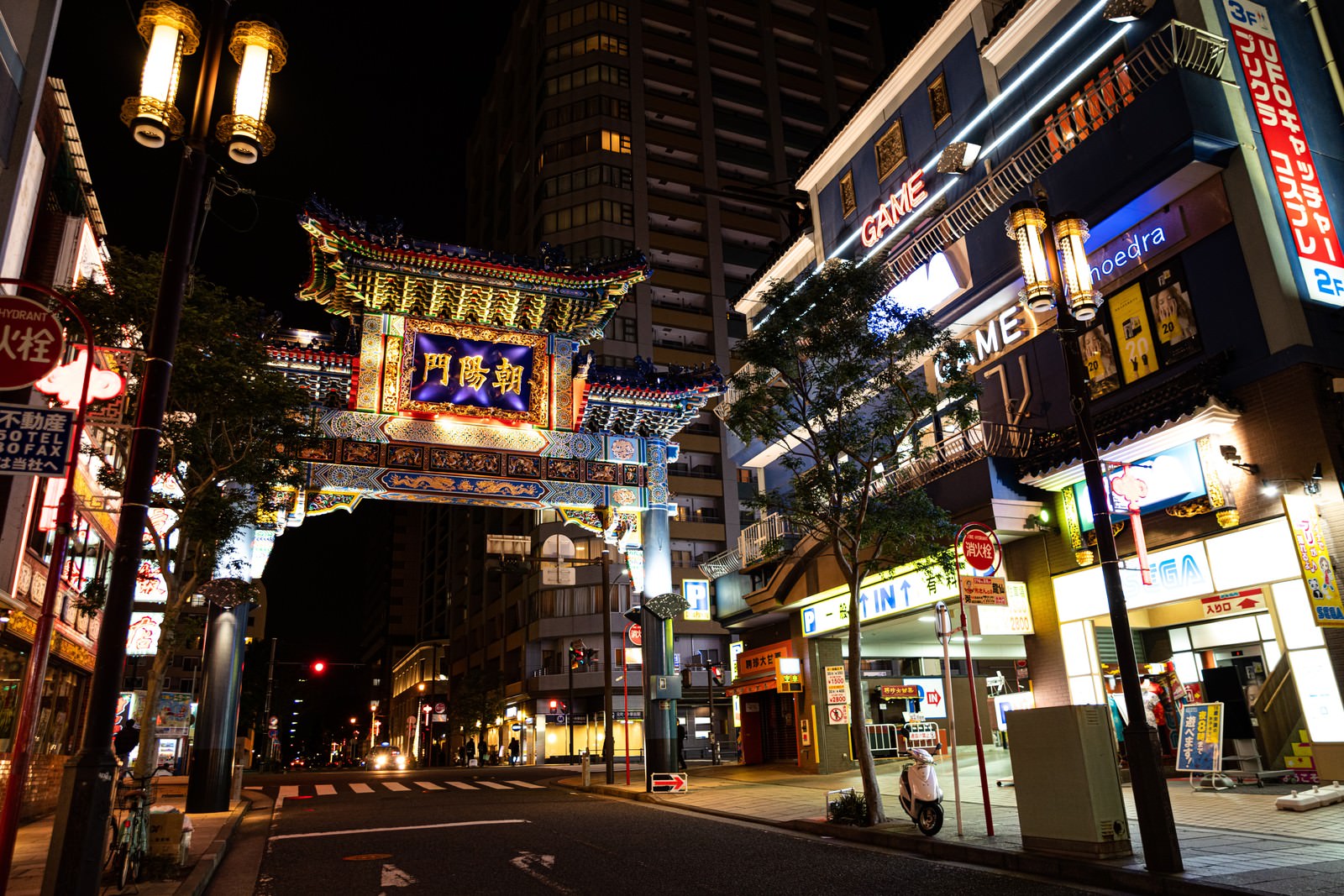 夜にライトアップされた横浜中華街の朝陽門と色とりどりのネオンサイン