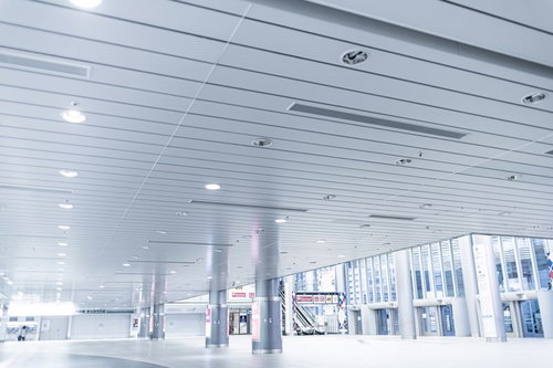 誰もいない新横浜駅構内のホーム 白い柱と照明