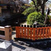 祇園の石畳と白川沿いの巽橋、古橋周辺の街並みの写真