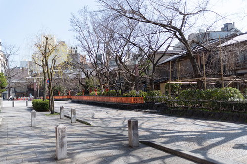 白川沿いの石畳に伸びる冬の影（祇園・京都）