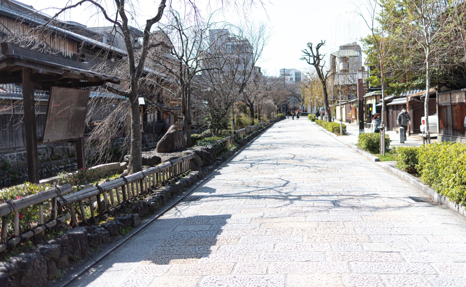 京都祇園の白川沿いに整然と敷かれた石畳の道と両側の柵
