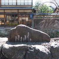 白川沿いの雪化粧した歌碑（祇園）の写真