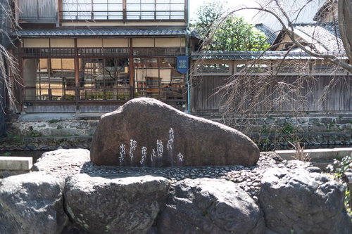 白川沿いの雪化粧した歌碑（祇園）