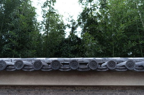 三つ巴の紋入り瓦の屋根装飾と鏡面仕上げ加工技法