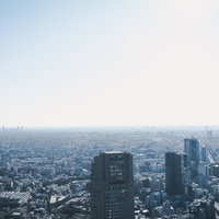 渋谷スクランブルスクエアから望む東京の街並みと高層ビル群の写真