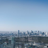 雲一つない空と遠くに見える新宿ビル群の眺めの写真