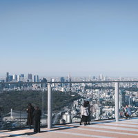 青い空と渋谷スクランブルスクエア展望デッキからの眺めの写真
