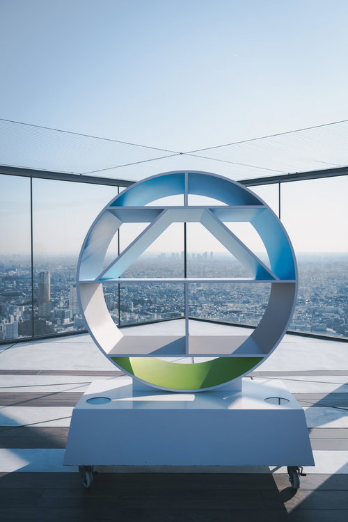 渋谷スクランブルスクエアの展望台に設置された円形のオブジェ
