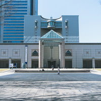 横浜美術館前の雪景色と高層ビル群の冬景色の写真