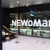 NEWoMan新宿の看板が映った窓ガラスの写真