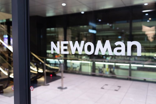 NEWoMan新宿の看板が映った窓ガラス