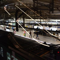 JR東日本のターミナル駅で停車中の電車と駅ホームの写真