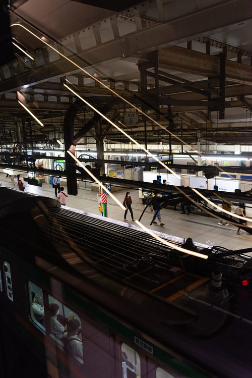 JR東日本のターミナル駅で停車中の電車と駅ホーム