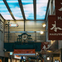 中野ブロードウェイの商店街アーケード通路と店舗風景の写真