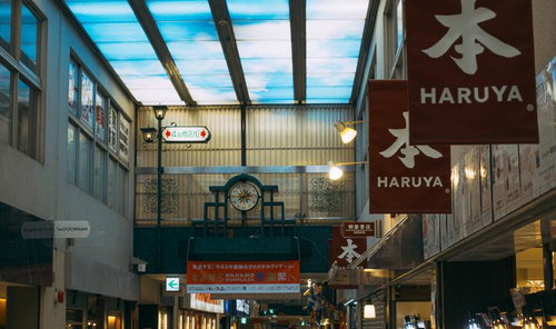 中野ブロードウェイの商店街アーケード通路と店舗風景