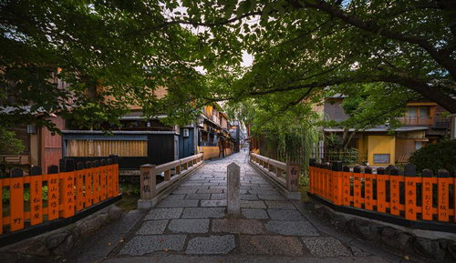 京都・祇園白川の古橋、石畳の路地に立つ巽橋