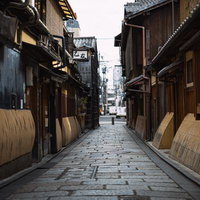 祇園白川の切り通し、古い町並みと石畳、巽橋の写真