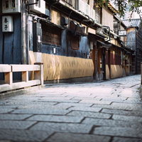 京都祇園で巡る古橋と石畳の町並み、白川沿いの江戸情緒の写真