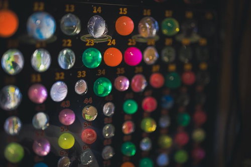 駄菓子屋に並ぶ色とりどりのスーパーボールくじ
