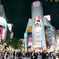 渋谷109前の横断歩道と繁華街の夜景（20時頃）の写真