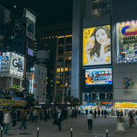 華金の新橋SL広場前、仕事帰りの会社員でにぎわう夜間の広場の写真