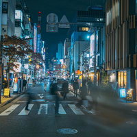 夜の新橋、柳通りと繁華街の交差点を彩るネオン照明の写真