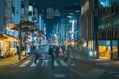 夜の新橋、柳通りと繁華街の交差点を彩るネオン照明