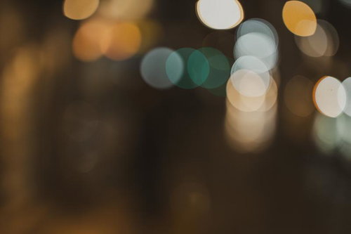 夜の光が浮かぶ丸ボケ