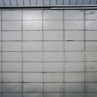 古い駅の白い壁のテクスチャー 劣化したタイル壁の写真