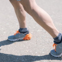 トレーニング中のトライアスロン選手のランニングシューズと足元の写真