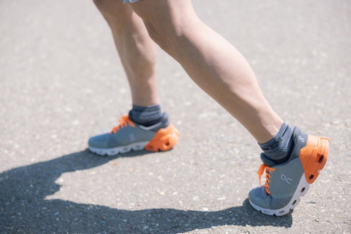 トレーニング中のトライアスロン選手のランニングシューズと足元