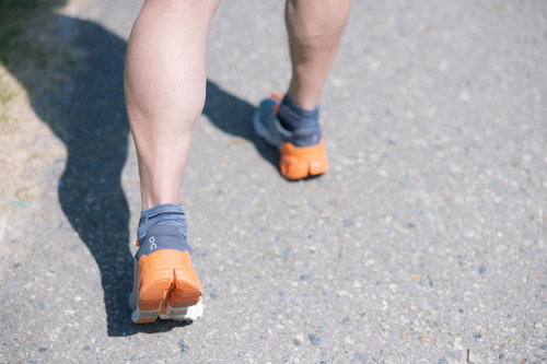 ランニングシューズを履いたアスリートの鍛えられた足元