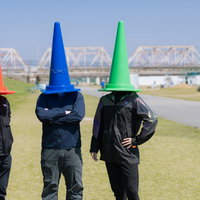 河川敷に集うパイロンオフ～カラーコーン被った三角コーンマンの写真