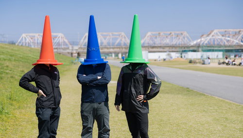 河川敷に集うパイロンオフ～カラーコーン被った三角コーンマン