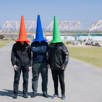 カラーコーンをかぶった戦隊ヒーロー3人の集合の写真