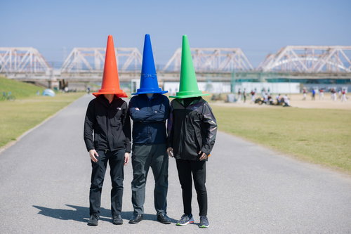 カラーコーンをかぶった戦隊ヒーロー3人の集合