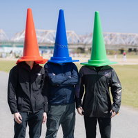 カラーコーン部長に呼び出された社員たちの集合の写真