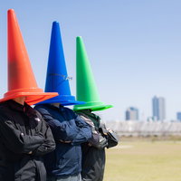 カラーコーン（パイロン）産業に光あれ、河川敷での集合の写真