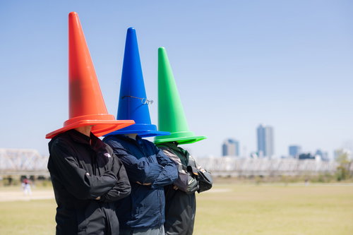 カラーコーン（パイロン）産業に光あれ、河川敷での集合