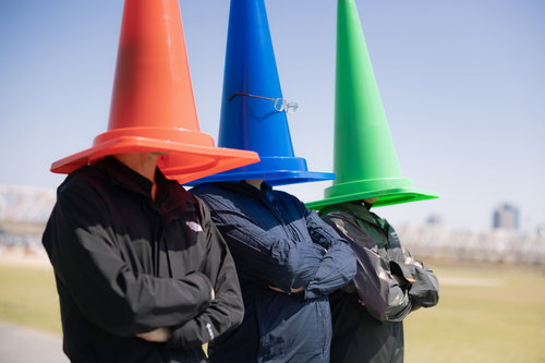 意識の高い三角コーン（青・赤・緑）