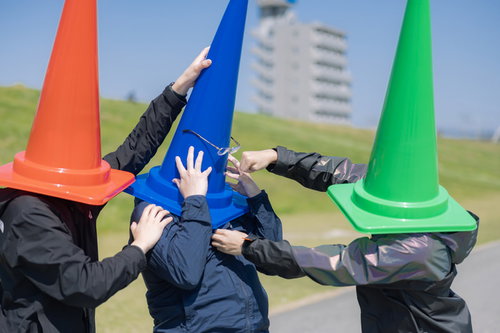 低レベルな殴り合いがはじまる、河川敷の三角コーンマン