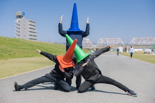 カラバリの三角コーンをかぶった謎の組織